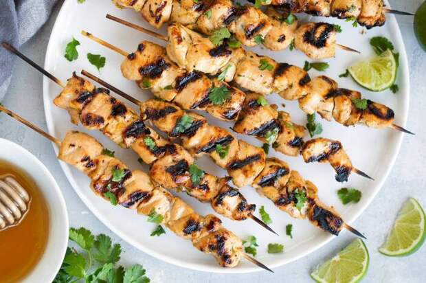 Куриный шашлык в лимонно-пряном маринаде. \ Фото: cookingclassy.com.