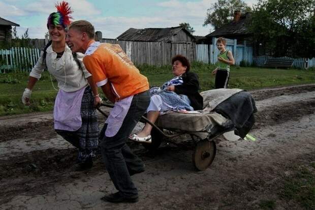 Веселая традиция банкет, жених и невеста, свадьба, сельская свадьба, фотографии, юмор