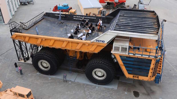 На Урале прошел необычный концерт – оркестр сыграл в кузове БелАЗа