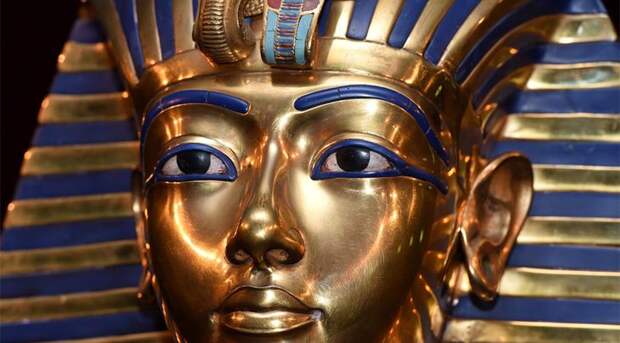 Загадка рождения Удивительно, но египтологи до сих пор не могут предоставить точного происхождения Тутанхамона. Существуют две версии: по одной отцом фараона был Эхнатон, по другой Сменхкар. Обе не выдерживают критики — радиоуглеродный анализ показал, что ДНК Тутанхамона не близка ни одной из групп. Таким образом, самый известный фараон Египта буквально появился из ниоткуда.