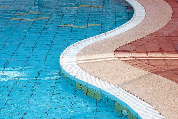 Трехлетняя девочка искупалась в бассейне отеля и лишилась кишечника