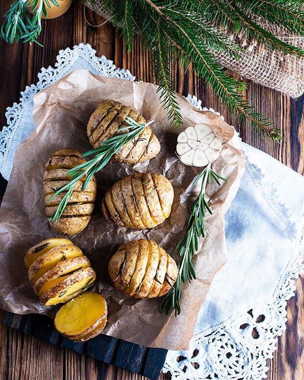 Как быстро и вкусно запечь картофель к новогоднему столу