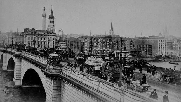 Песенка «Лондонский мост падает» вдруг стала реальностью. Лондонский мост в Лондоне до того, как его разобрали и перевезли в Лейк-Хавасу-Сити. / Фото: amusingplanet.com