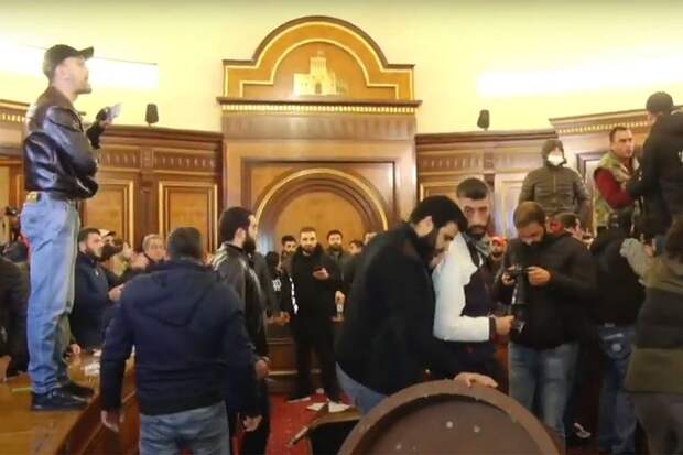 Протестующие в Ереване избили спикера парламента Армении