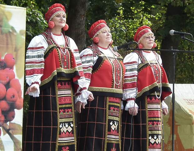 Но нам привычнее считать сарафан исконно русской одеждой Но нам привычнее считать сарафан исконно русской одеждой