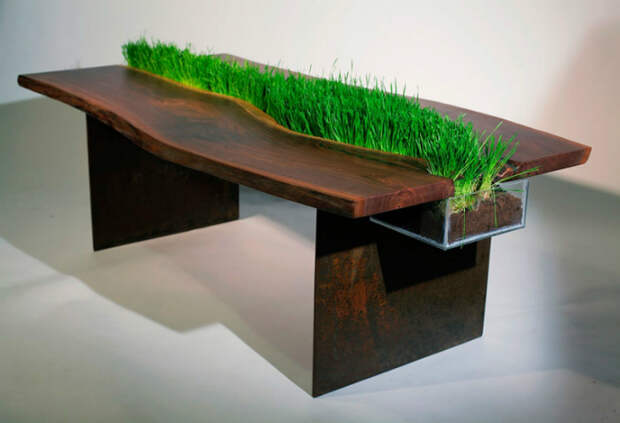 Декоративный газон, разделяющий обеденный стол на две половинки. 