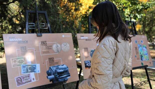 В Херсонесе открылась стендовая выставка «Время и деньги»