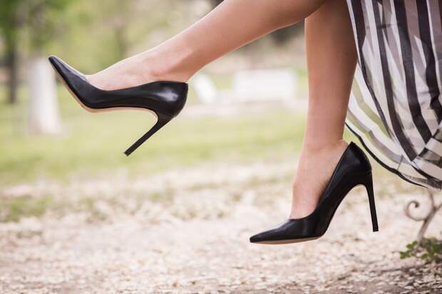Женщина в туфлях на высоком каблуке. /Фото: rafflesmedicalgroup.com