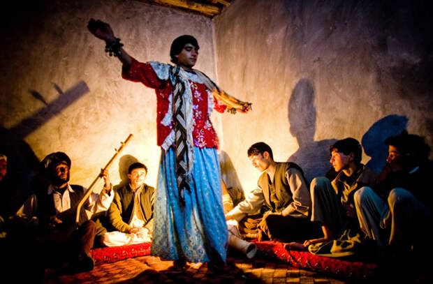 Танцующие мальчики Афганистана: 3 шокирующие истории о сексуальном рабстве бача-бази