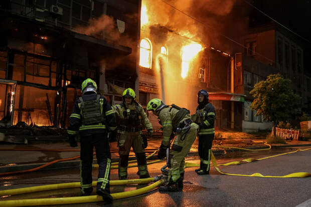 В центре Киева начался пожар внутри офисного здания