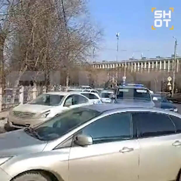 Обстановка возле российской школы после нападения подростка с арбалетом попала на видео