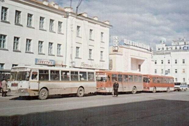 Модное в 90-х название для магазина – "Престиж". На этот раз в Якутске, на проспекте Ленина, рядом с советским магазином "Подписные издания". 