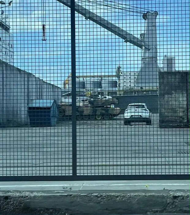 Австралийские танки для Украины сфотографированы в польском порту