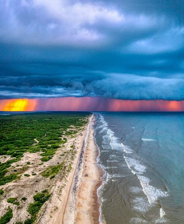 Великолепный закат во время шторма