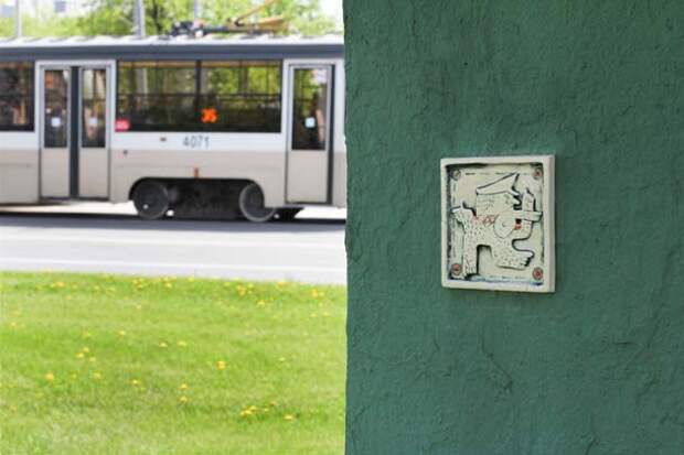 Перекрестень — дух дорог, часто селится на перекрестках, дорогах и там, где он может спрятаться и появиться неожиданно. Он часто зол, поэтому для задабривания духу необходимо оставлять немного монет на алтаре. Если этого не сделать, то начинают «сходить с ума» навигаторы у водителей, появляются пробки и ремонтники на дорогах.