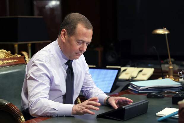 Медведев увидел голливудскую руку за акциями против закона Грузии об иноагентах