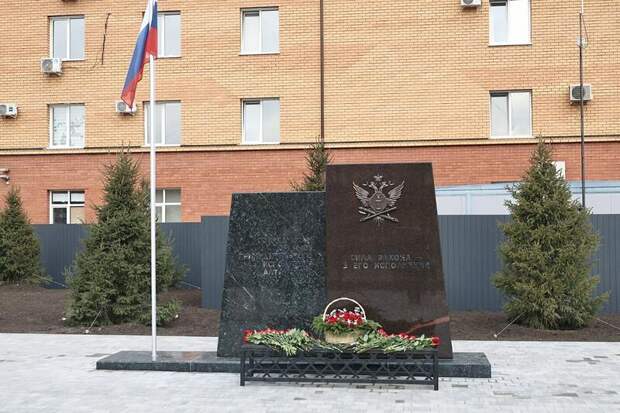 Памятник судебным приставам в Барнауле / Фото: Екатерина Смолихина / amic.ru