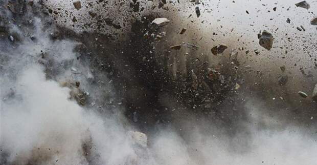 Подъезд жилого дома рухнул в Луганске после ракетного удара ВСУ (ФОТО)