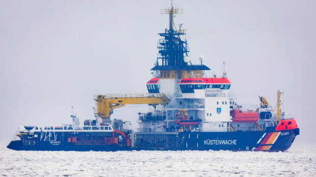 Немецкий ледокол застрял во льдах Арктики из-за поломки