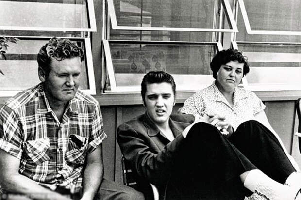 Элвис со своими родителями Глэдис и Верноном.