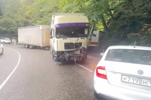 МВД: в Сочи полностью ограничено движение по федеральной трассе в результате ДТП