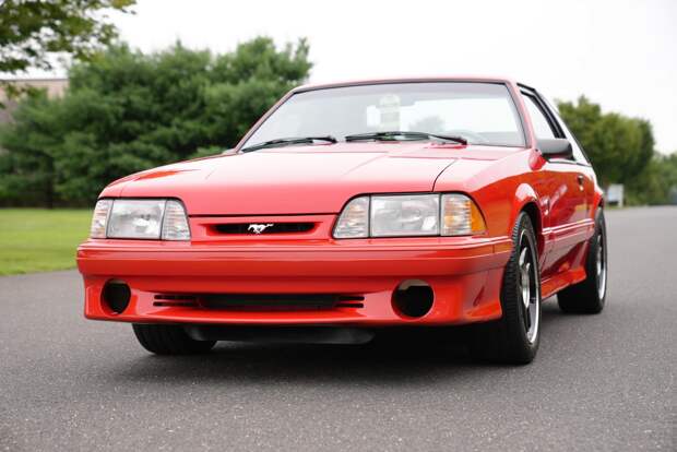 Старенький Ford Mustang, который стоит в пять раз дороже нового