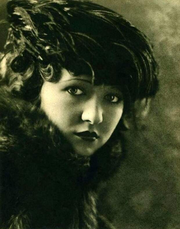 В период с 1921-го по 1930-й актриса была самой популярной звездой студии «Universal Pictures», где были сняты большинство фильмов тех лет с участием Лоры.
