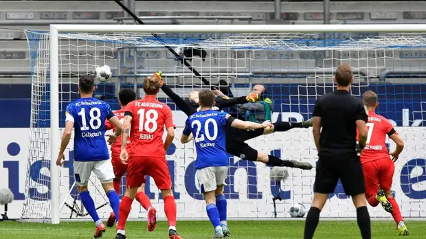 Гол футболиста с паспортом России Лёвена помог «Аугсбургу» победить «Шальке»