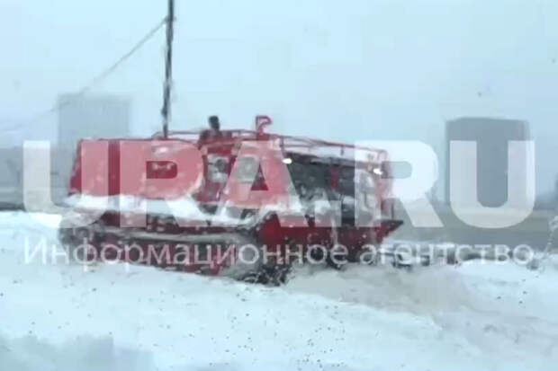 На борьбу со снегом на МКАД вывели технику МЧС