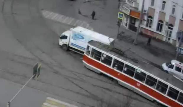 Момент ДТП с трамваем и грузовиком в центре Нижнего Тагила попал на видео