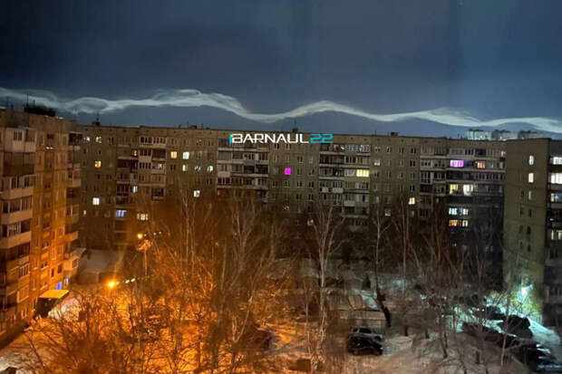 Очевидцы сфотографировали в небе над Барнаулом странные облака-волны