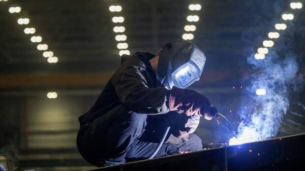 РИА Новости: самой высокооплачиваемой профессией в России в январе стал сварщик