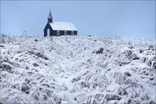 Исландские церкви красивы в любую погоду. На заднем плане, кстати, красивые горы. Но их не видно. исландия, красота, пейзаж, природа, путешествия, фото, фотограф, фотографии