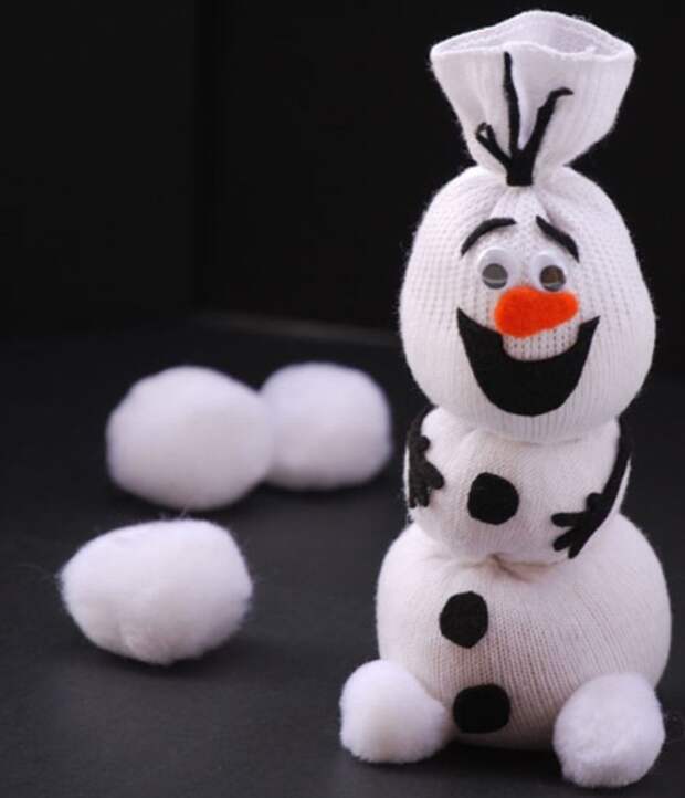 Если проявить фантазию, то даже из носка можно сделать такого замечательного снеговика. | Фото: blog.cybermondaybolt.com.