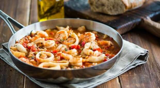 Сытное жаркое с морепродуктами. \ Фото: pinterest.ru.