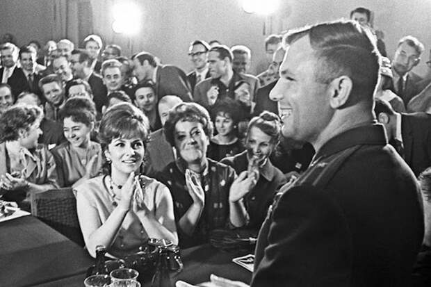 Советский космонавт Юрий Гагарин и итальянская актриса Джина Лоллобриджида в Москве в 1961 году. интересное, история, кадр, прошлое, фото