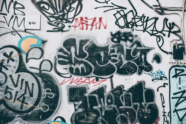 Петербуржец ударил врача "скорой" из-за замечания о граффити на арке дома