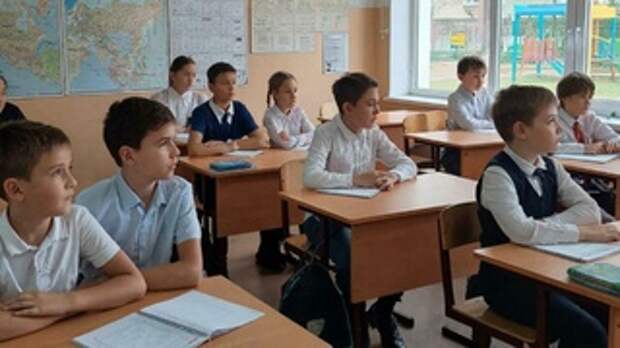 Школа, ученики / Изображение сгенерировано GigaChat от Сбера / amic.ru