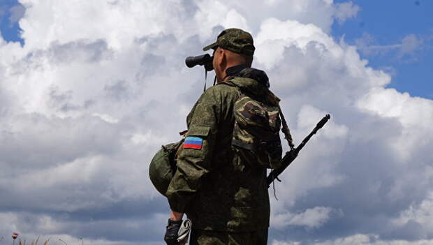 Военнослужащий Народной милиции ЛНР на позициях у линии соприкосновения в Донбассе. Архивное фото