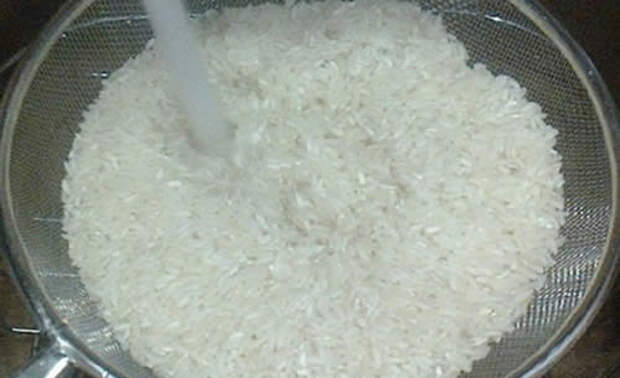 Пересоленный рис промывают в холодной воде