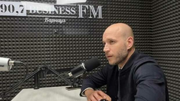 Александр Локтев на радио Business FM Барнаул / Фото: amic.ru