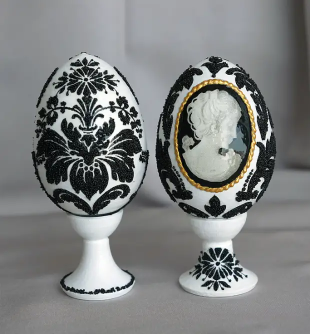 Монохромные узоры на яйцах.