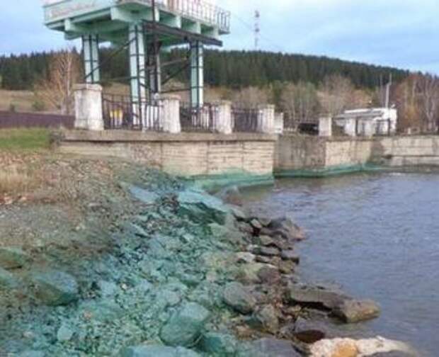 загрязнённый берег Черноисточинского водохранилища
