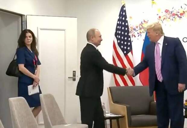 Иностранцы обсуждают красивую переводчицу Путина Иностранцы обсуждают красивую переводчицу Путина