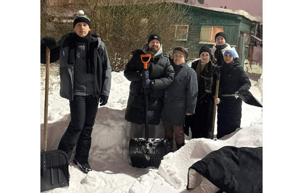 Жители Тулы пришли на помощь пенсионерке, дом которой почти целиком завалило снегом