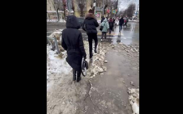 "Реки текут, обувь на помойку": Рязань "поплыла" после дождей и снегопадов