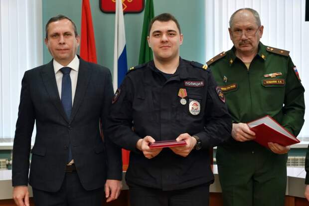 Мэр Майкопа вручил участнику СВО государственную награду