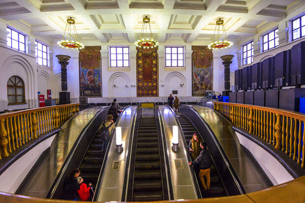 Самые красивые люстры московского метро