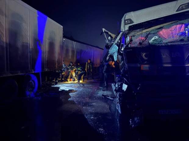 В Вязниковском районе на трассе М-7 произошло столкновение шести большегрузов