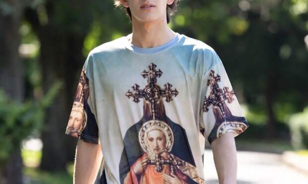 Когда иконы и кресты на одежде могут считаться кощунством
